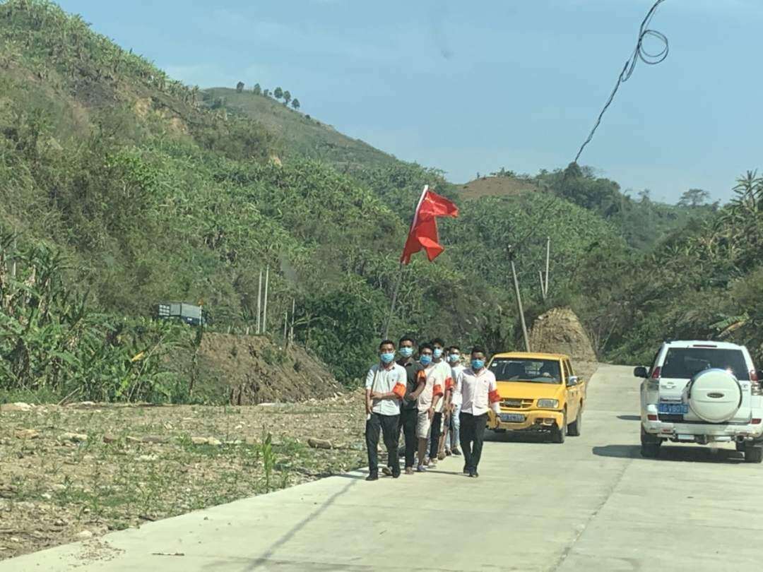 图为 金平县金水河镇隔界村村民防疫巡逻队 张帆摄