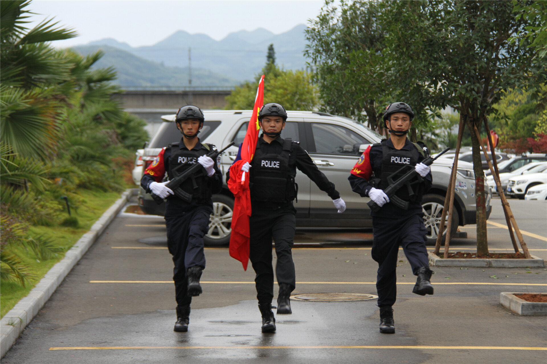 升国旗 学训词 罗平巡逻特警大队9月主题党日活动精彩