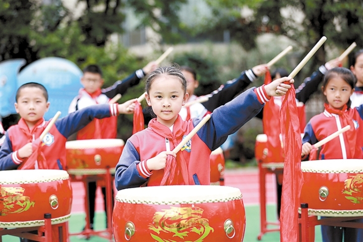     南苑小学中国鼓社团表演节目。张照彬 摄