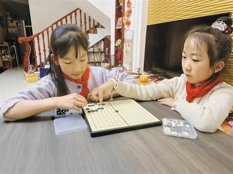 周三“无作业日”,学生正在下棋。 李丽 摄 周三“无作业日”,学生正在下棋。 李丽 摄