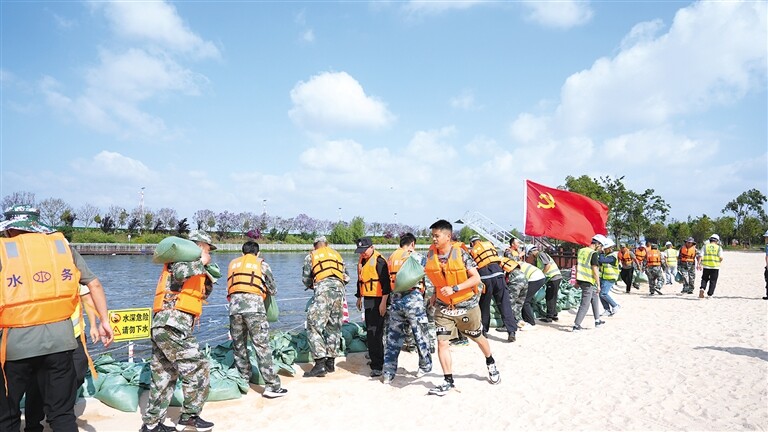 堤坝除险加固。桑俊燕 摄 堤坝除险加固。桑俊燕 摄