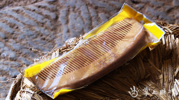 陈益波准备送给母亲的梳子。