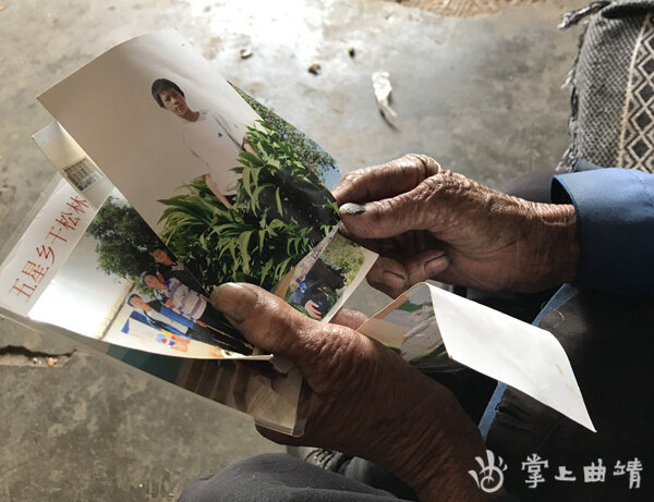 陈益波的奶奶看着孙子的照片。