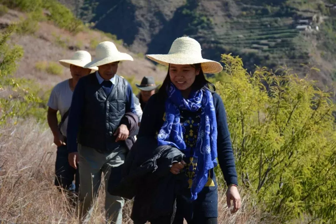 人说,索玛花是彝族的象征 彝族女婴呱呱坠地后 父母常为其取名为索玛