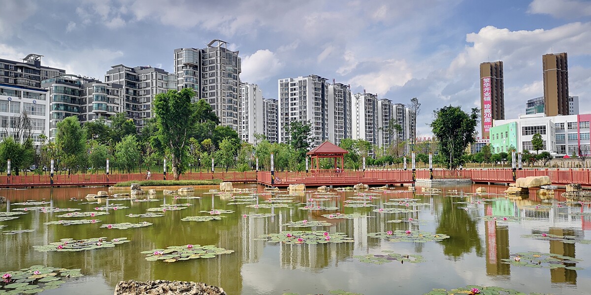 近年來,師宗縣根據城市建設規劃藍圖,加強城市公園綠地建設,建設林城