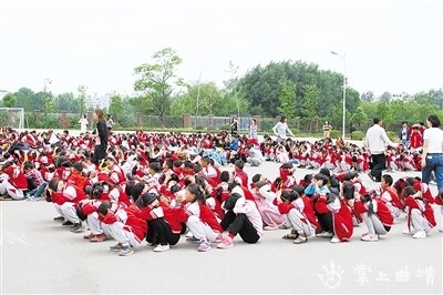 中小学校防灾减灾演练。 中小学校防灾减灾演练。