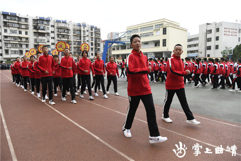 麒麟区七中800余新生军训接受检阅