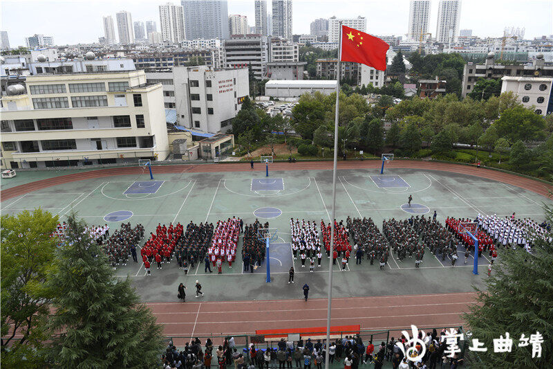 麒麟区七中800余新生军训接受检阅