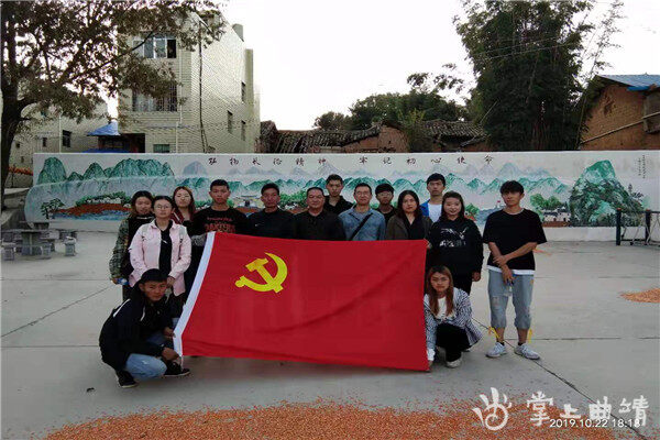 师生党员“志愿者”完成包保社区创文宣传画绘制。 师生党员“志愿者”完成包保社区创文宣传画绘制。