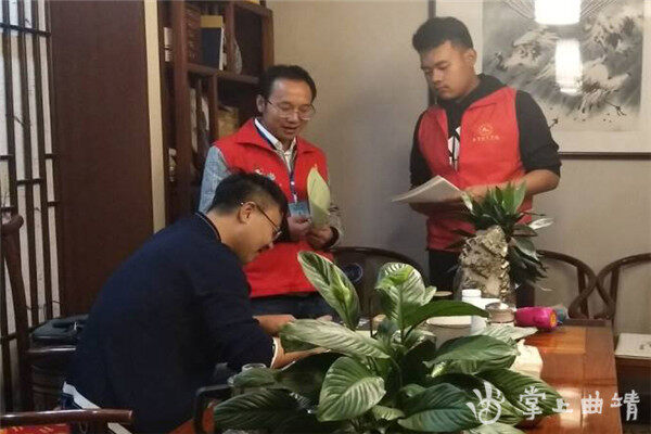 大学生志愿者进行“创文”入户宣传。 大学生志愿者进行“创文”入户宣传。