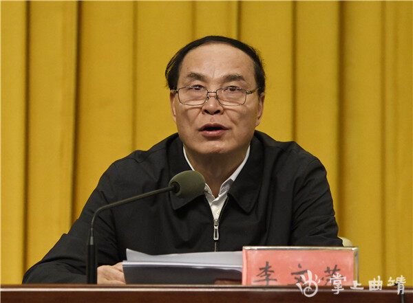 市委副书记,市委宣传部部长赵正富主持宣讲报告会.
