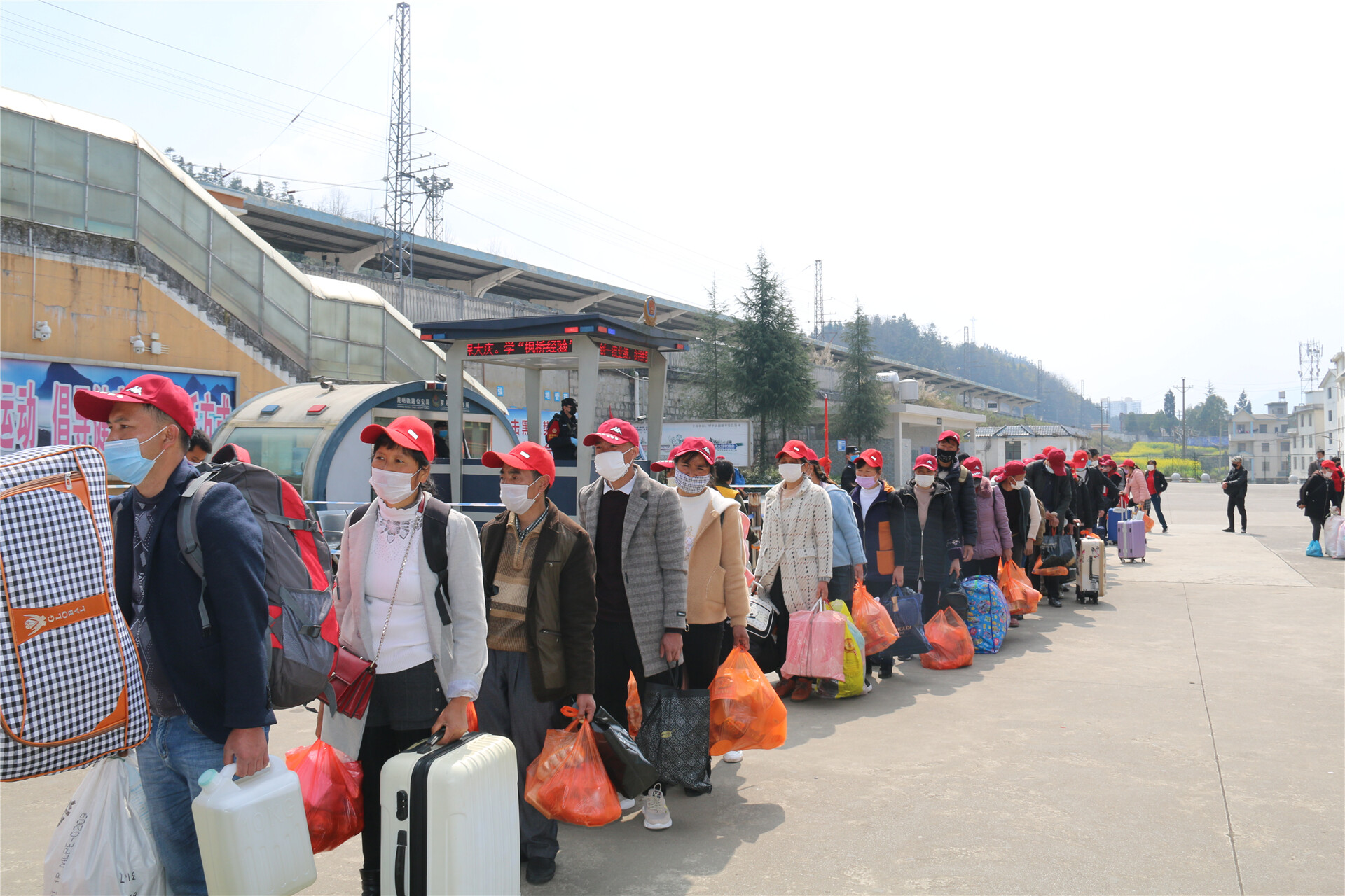 罗平102名外出务工人员免费乘专列直达湛江,下车直接进厂!|掌上曲靖