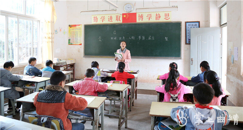 顶岗学生正在上课 顶岗学生正在上课