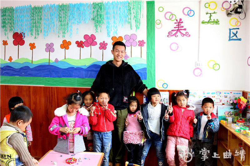 曲靖师院顶岗学生深受小朋友欢迎 曲靖师院顶岗学生深受小朋友欢迎