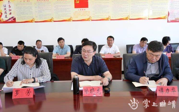 陆晓龙主持调研座谈会.
