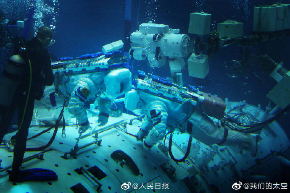 航天员通过在中性浮力水槽中的训练,掌握失重状态下运动的协调性和