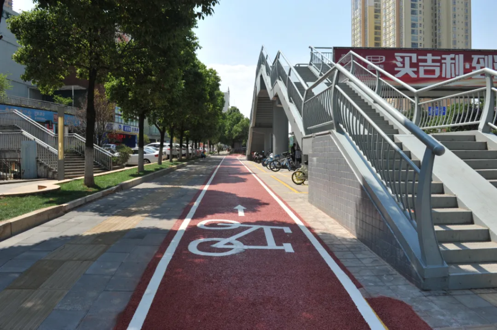 因地制宜!麒麟区翠峰东路有条逆向非机动车专用道