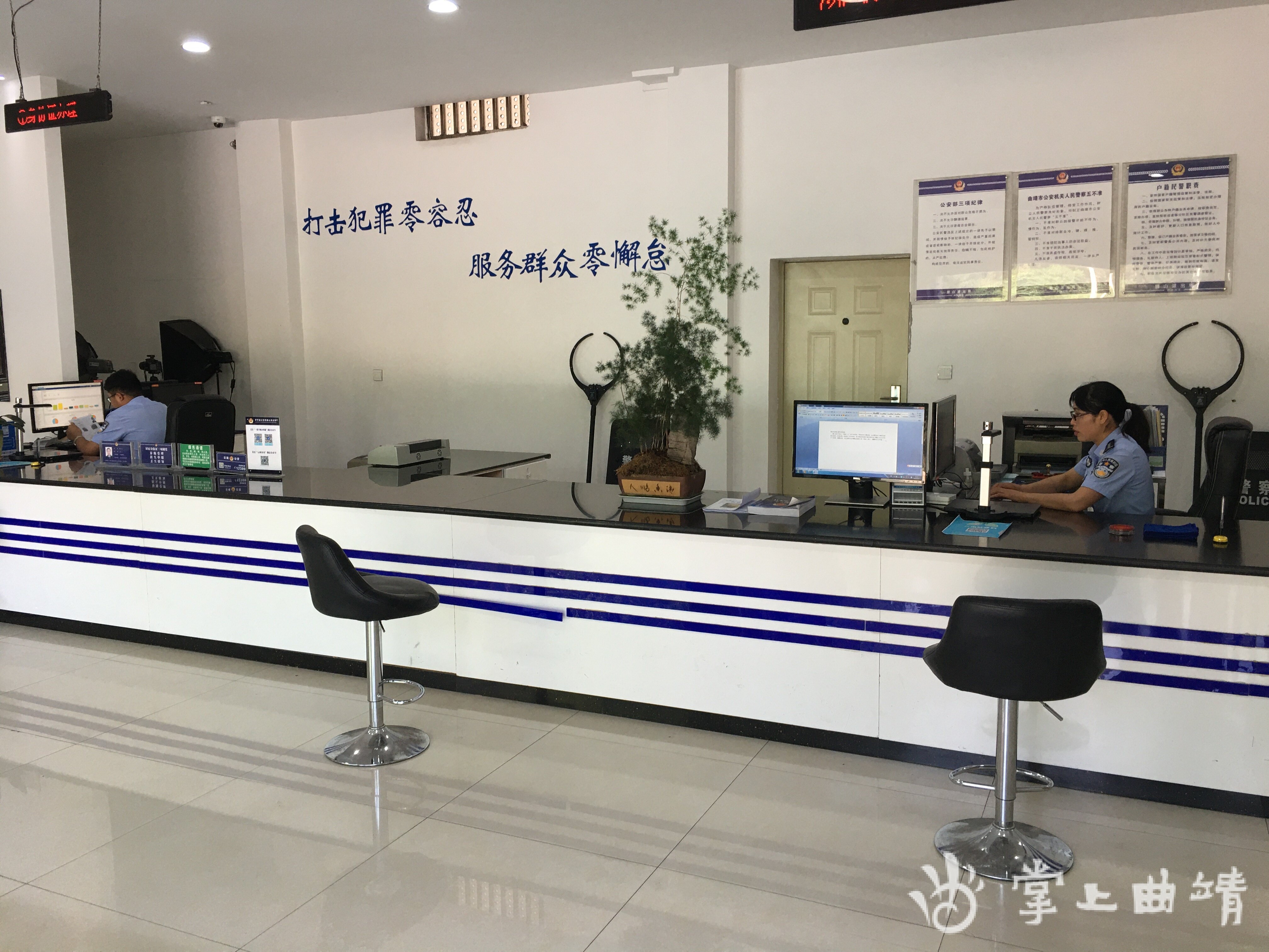 罗平县腊山派出所户籍室温馨服务暖人心