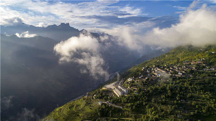 他家原來在怒江傈僳族自治州福貢縣託坪村,高黎貢山的半山腰上.