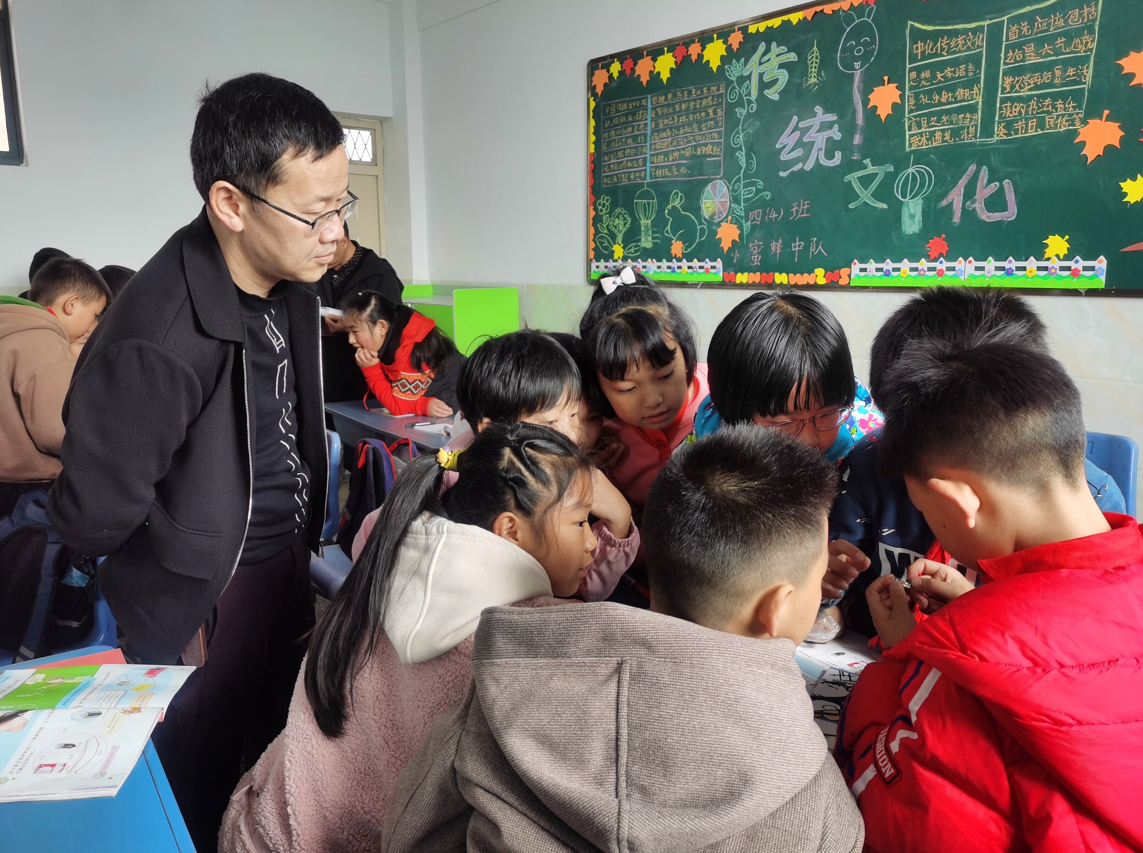 赛前,麒麟区教育体育局教研室华杰主任,教研员任瑷玲和麒麟区城关小学