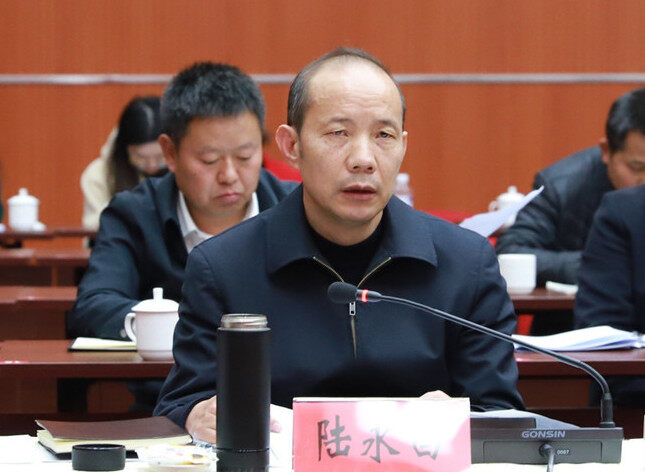 副市长,市公安局局长陆永昌在会上就牛栏江河长制工作情况作汇报.