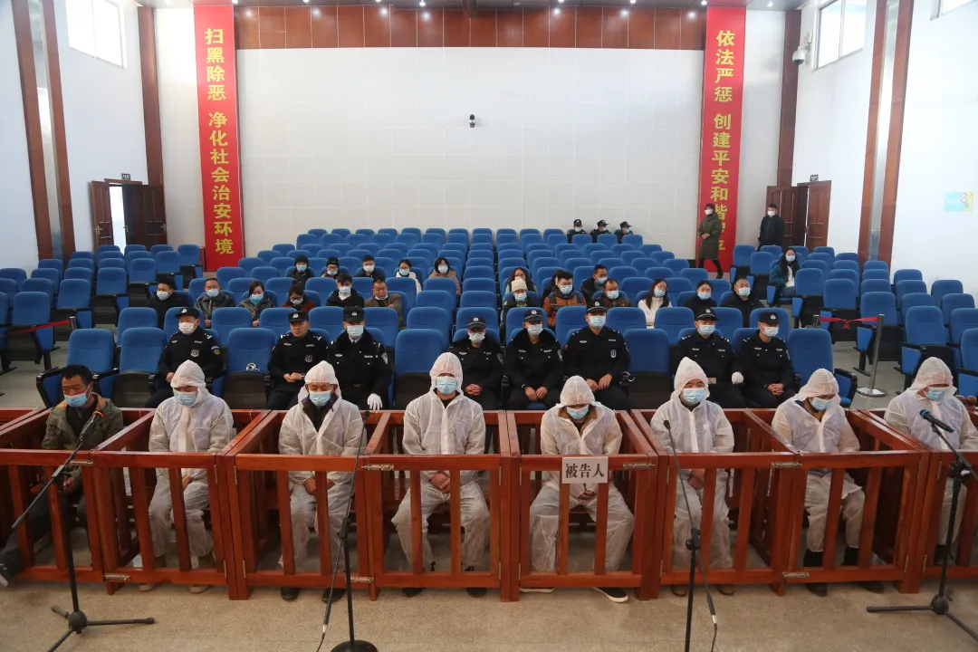 采取限制人身自由,披麻戴孝,恐吓,威胁等方式讨债,罗平一恶势力团伙