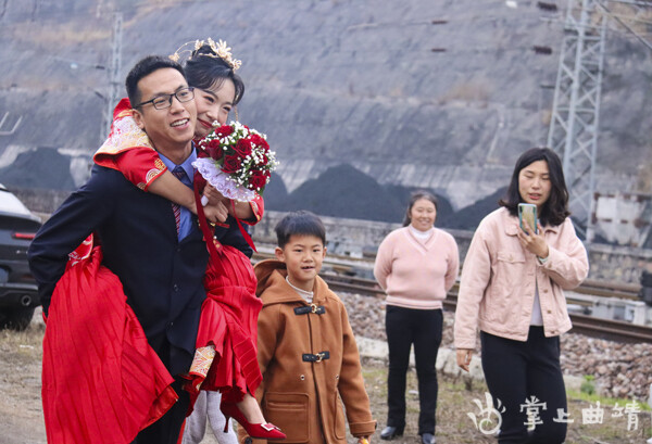 王海天背媳妇"回家".杨永全 摄