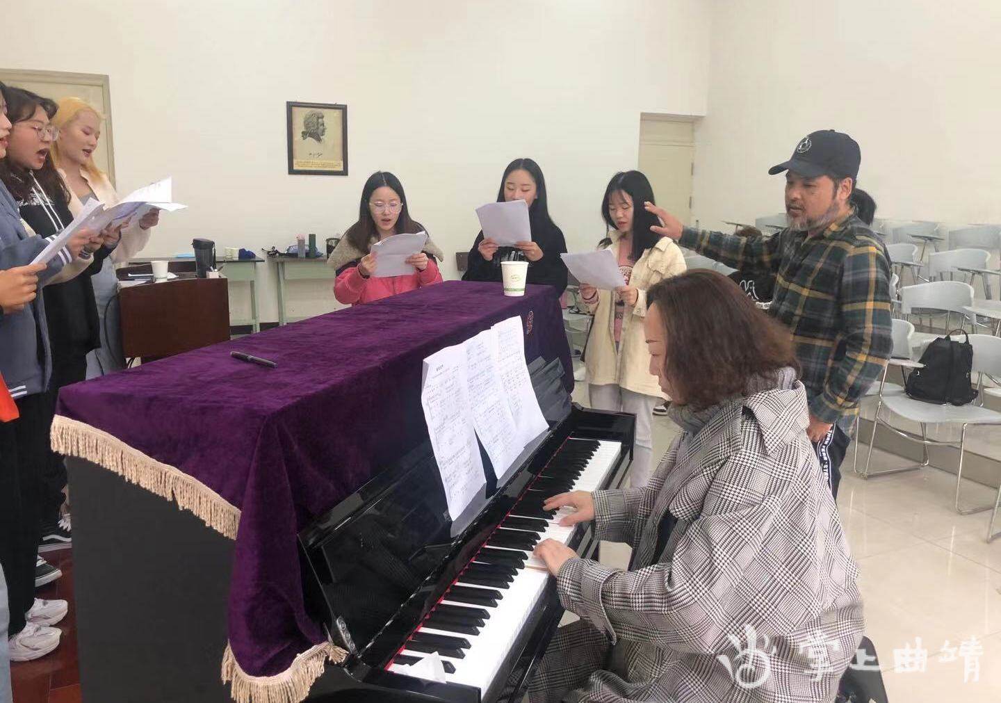 学生对歌曲进行排练。