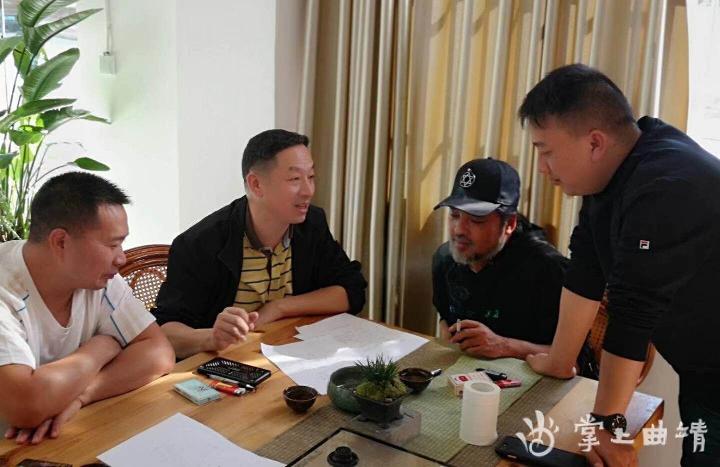 创作团队对词曲进行讨论。
