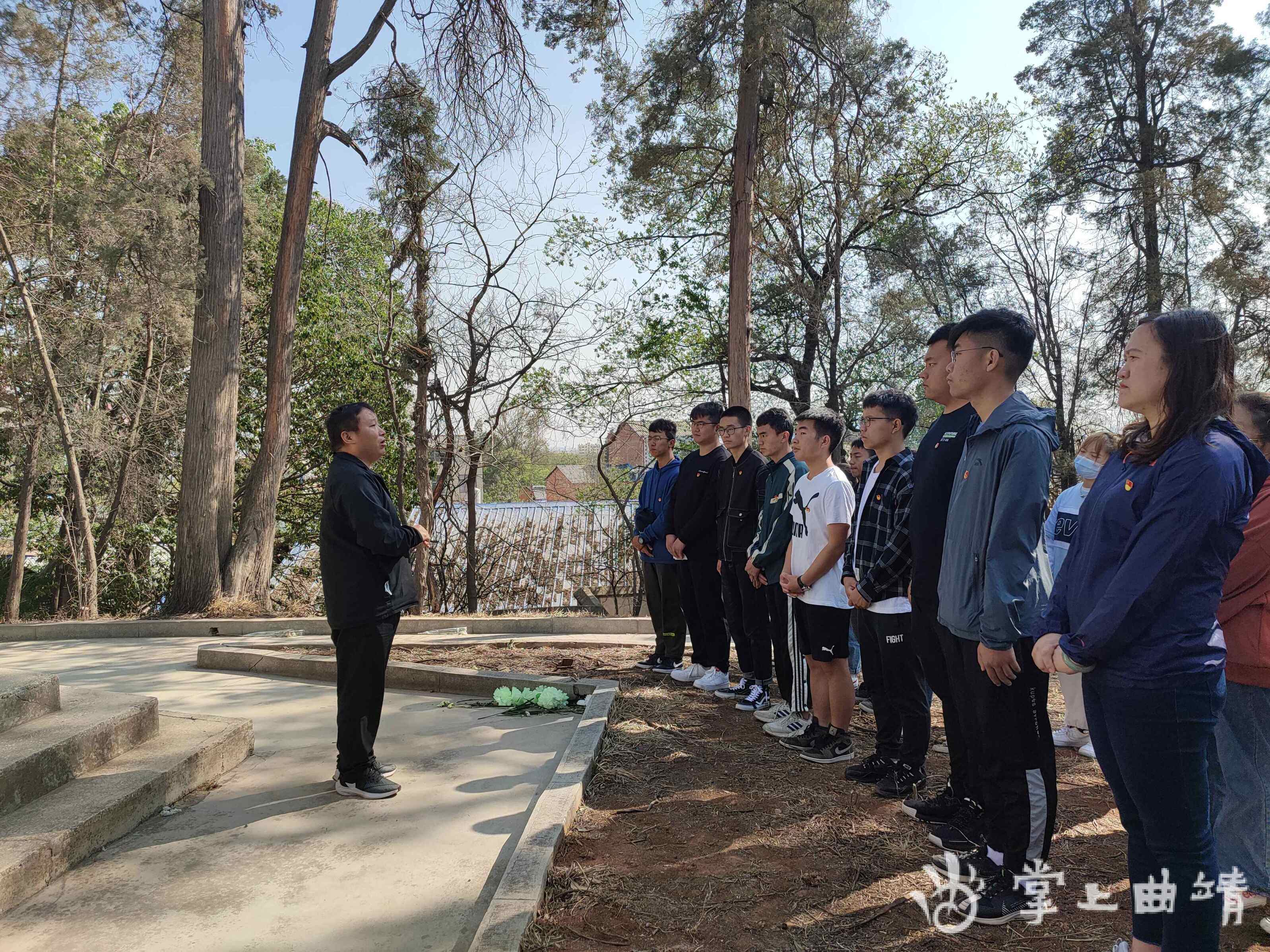 师生到爱国主义教育基地开展长征精神现场体验和微党课教学。