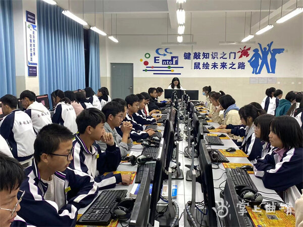 老师指导学生测试.