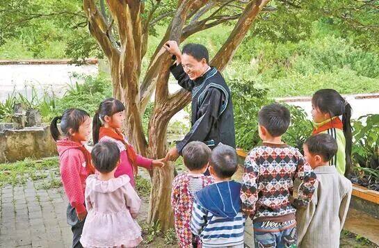 农加贵与孩子们在一起.jpg