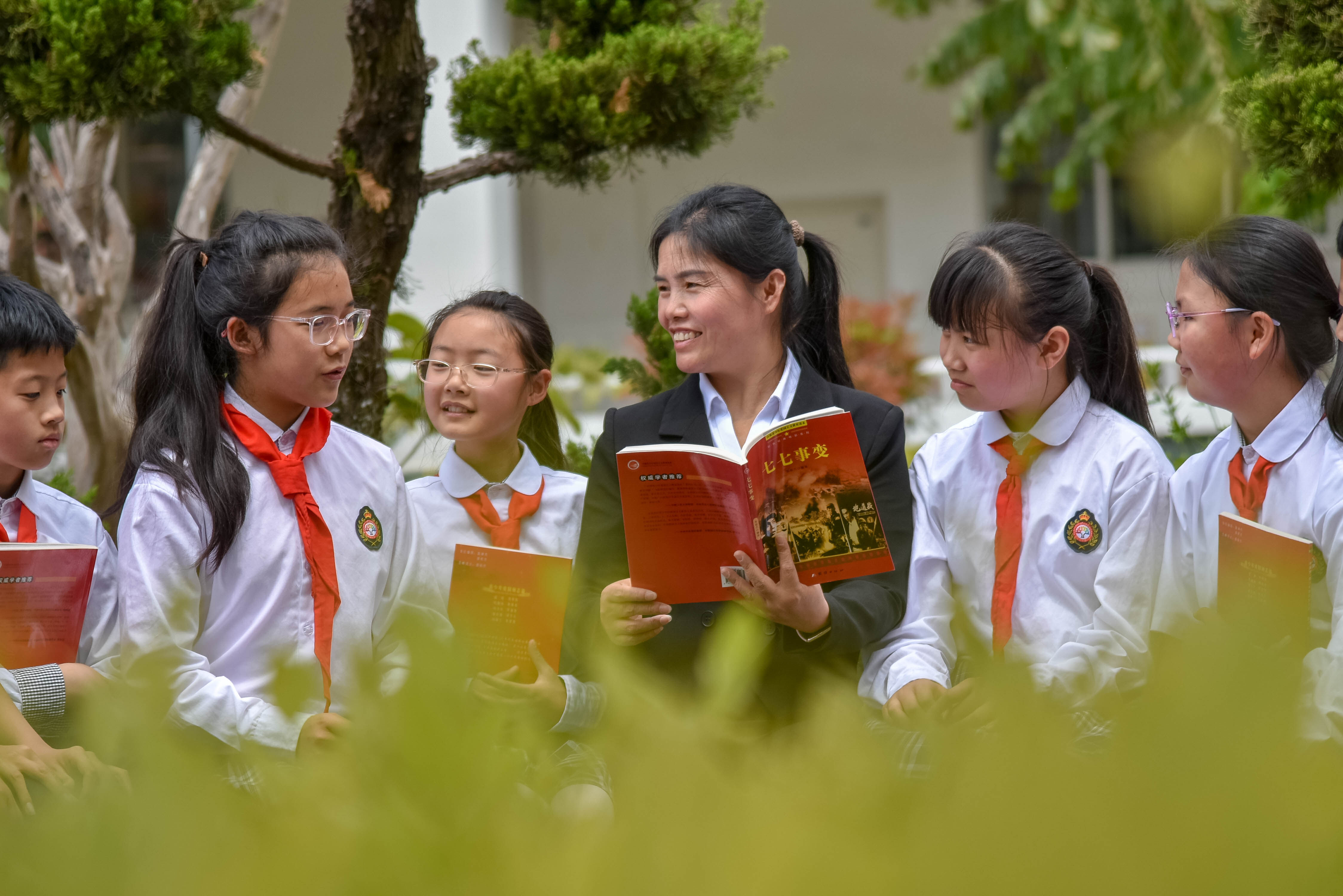 环城小学学生在听老师讲红色故事。