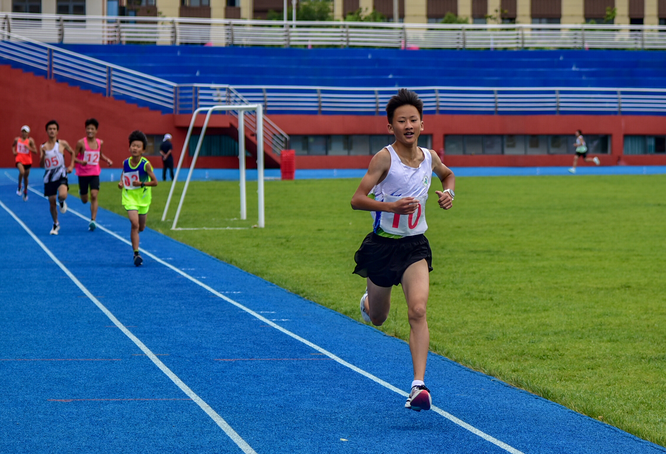 参加曲靖市第三届中小学生田径锦标赛的运动员们在陆良北辰中学的田径场上奋力拼搏。