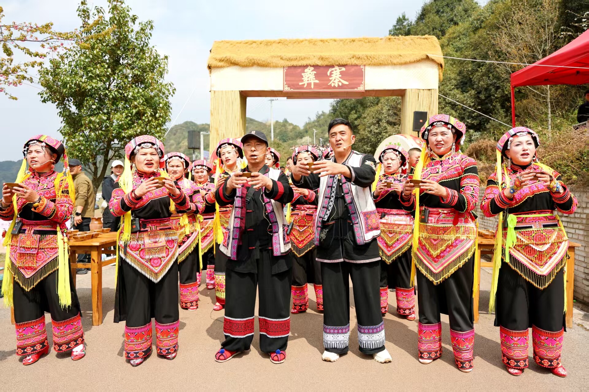张权永（右三）表演彝族歌舞。