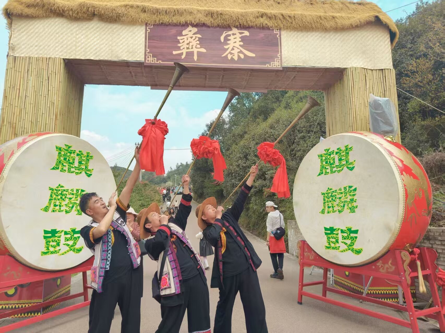 张权永（左一）表演彝族歌舞。