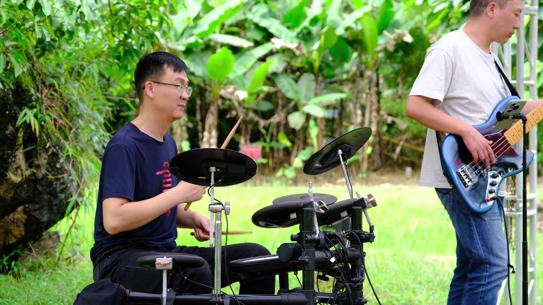 曲靖师宗：月满国庆 凤凰谷民族风情引客来[00_03_27][20251003-155711].png