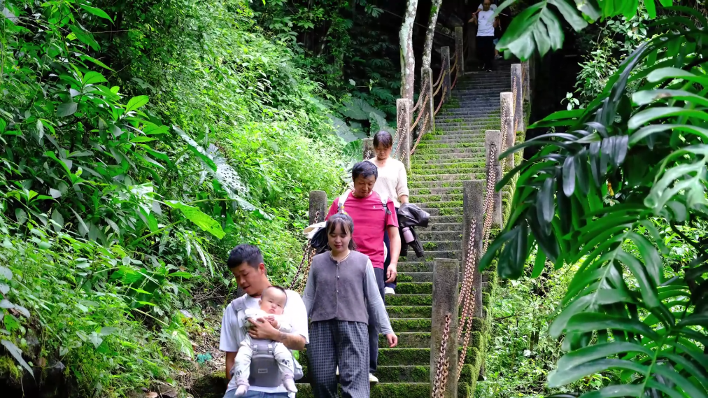 曲靖师宗：月满国庆 凤凰谷民族风情引客来[00_02_38][20251003-154520].png