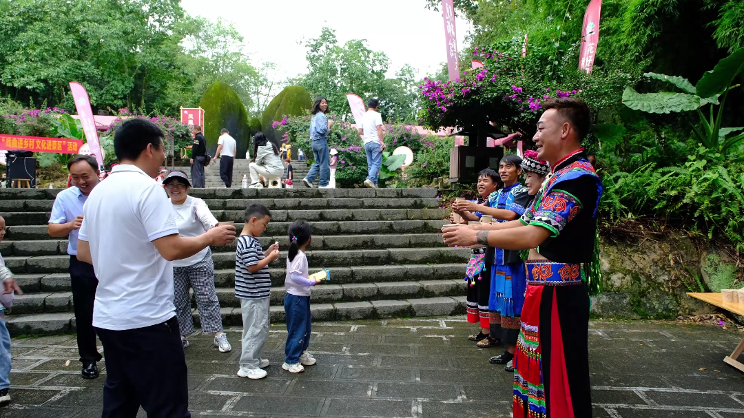曲靖师宗：月满国庆 凤凰谷民族风情引客来[00_00_36][20251003-152656].png