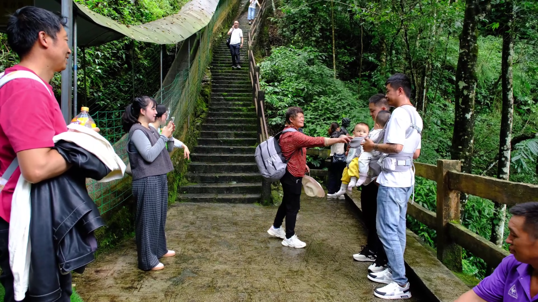 曲靖师宗：月满国庆 凤凰谷民族风情引客来[00_05_12][20251003-154718].png