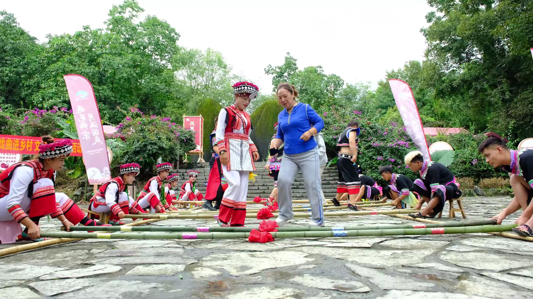 曲靖师宗：月满国庆 凤凰谷民族风情引客来[00_00_21][20251003-152641].png