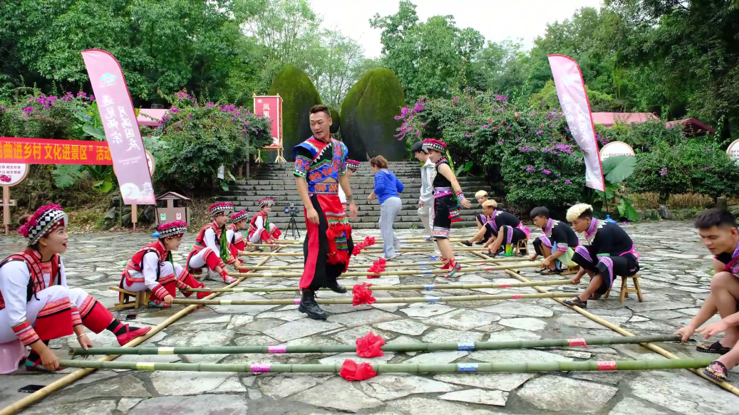 曲靖师宗：月满国庆 凤凰谷民族风情引客来[00_00_30][20251003-152649].png