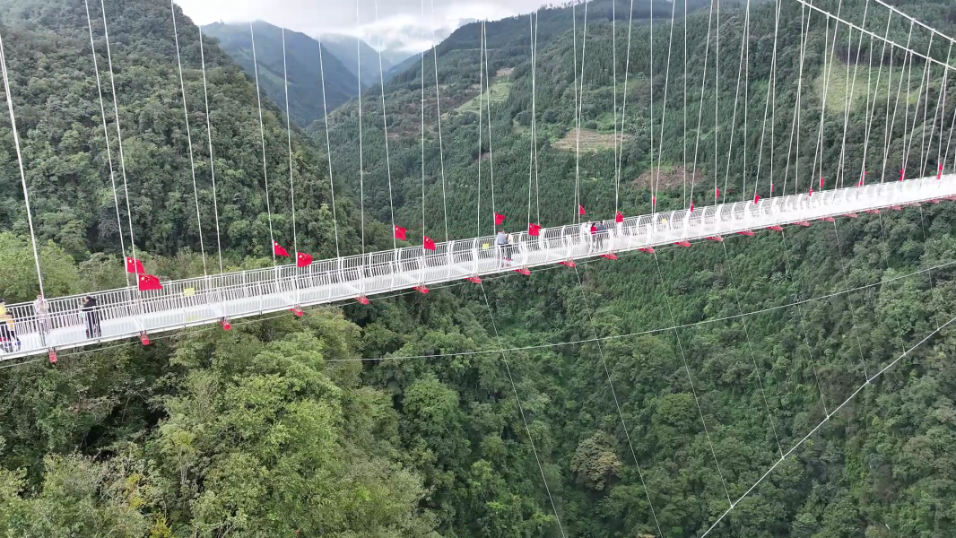 曲靖师宗：月满国庆 凤凰谷民族风情引客来[00_04_33][20251003-154639].png