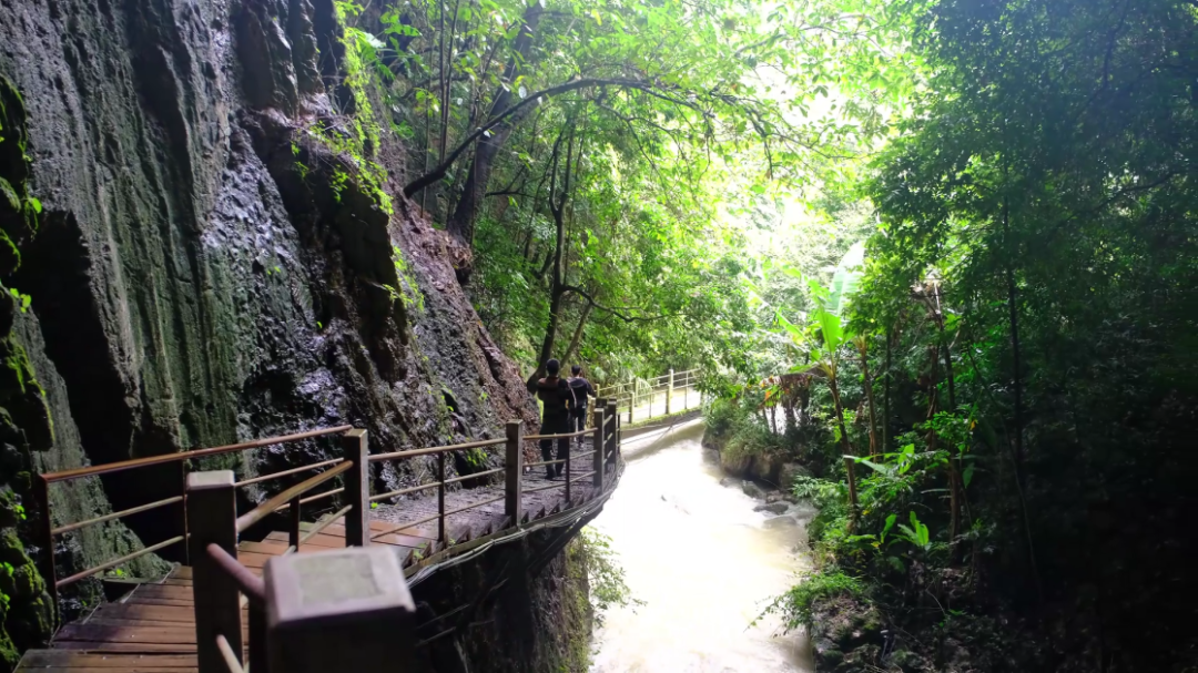 曲靖师宗：月满国庆 凤凰谷民族风情引客来[00_05_32][20251003-154738].png