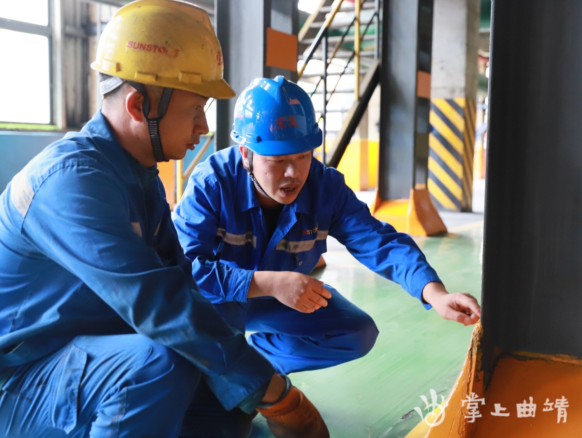 史应林(右)在煅烧车间进行5s标准化检查。 史应林(右)在煅烧车间进行5s标准化检查。