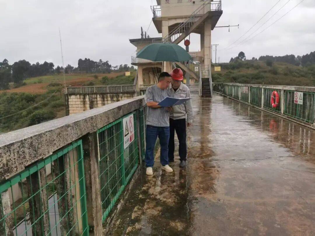 工作人员对水库进行巡查.jpg