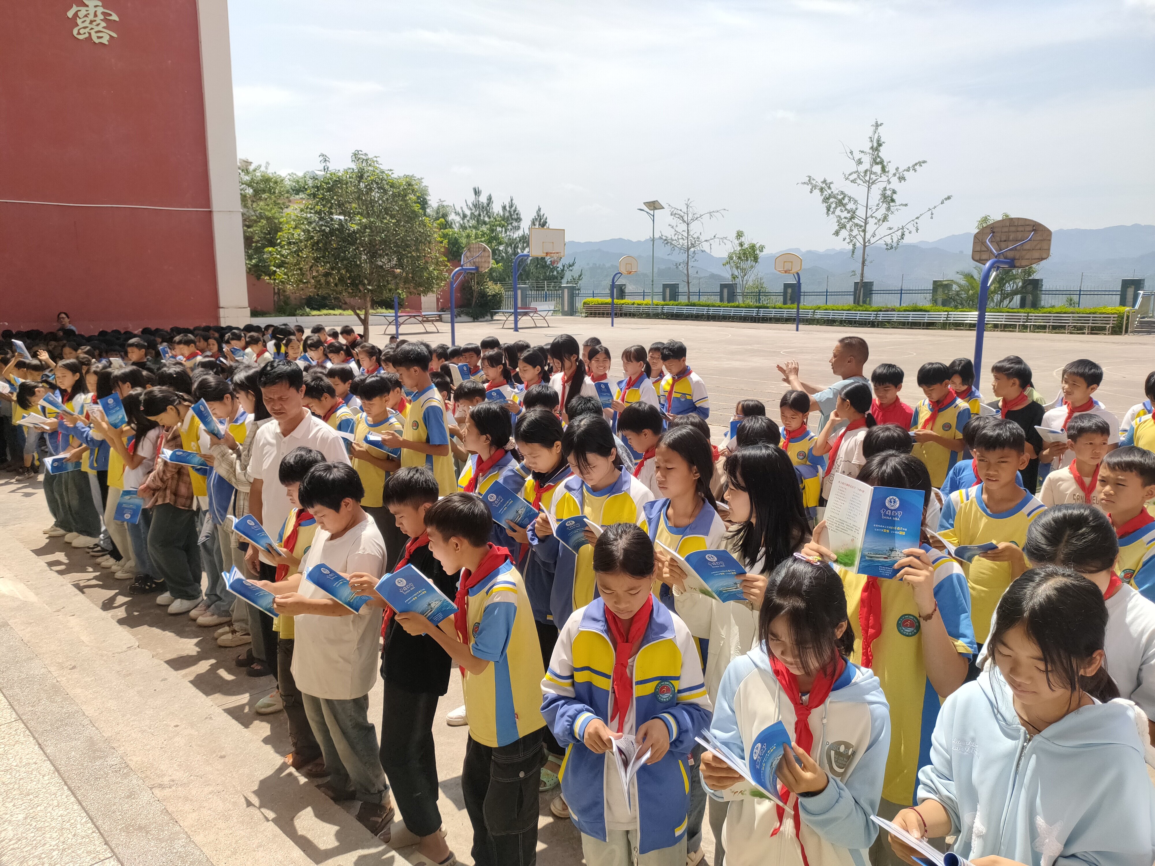 学生离校前开展安全教育。