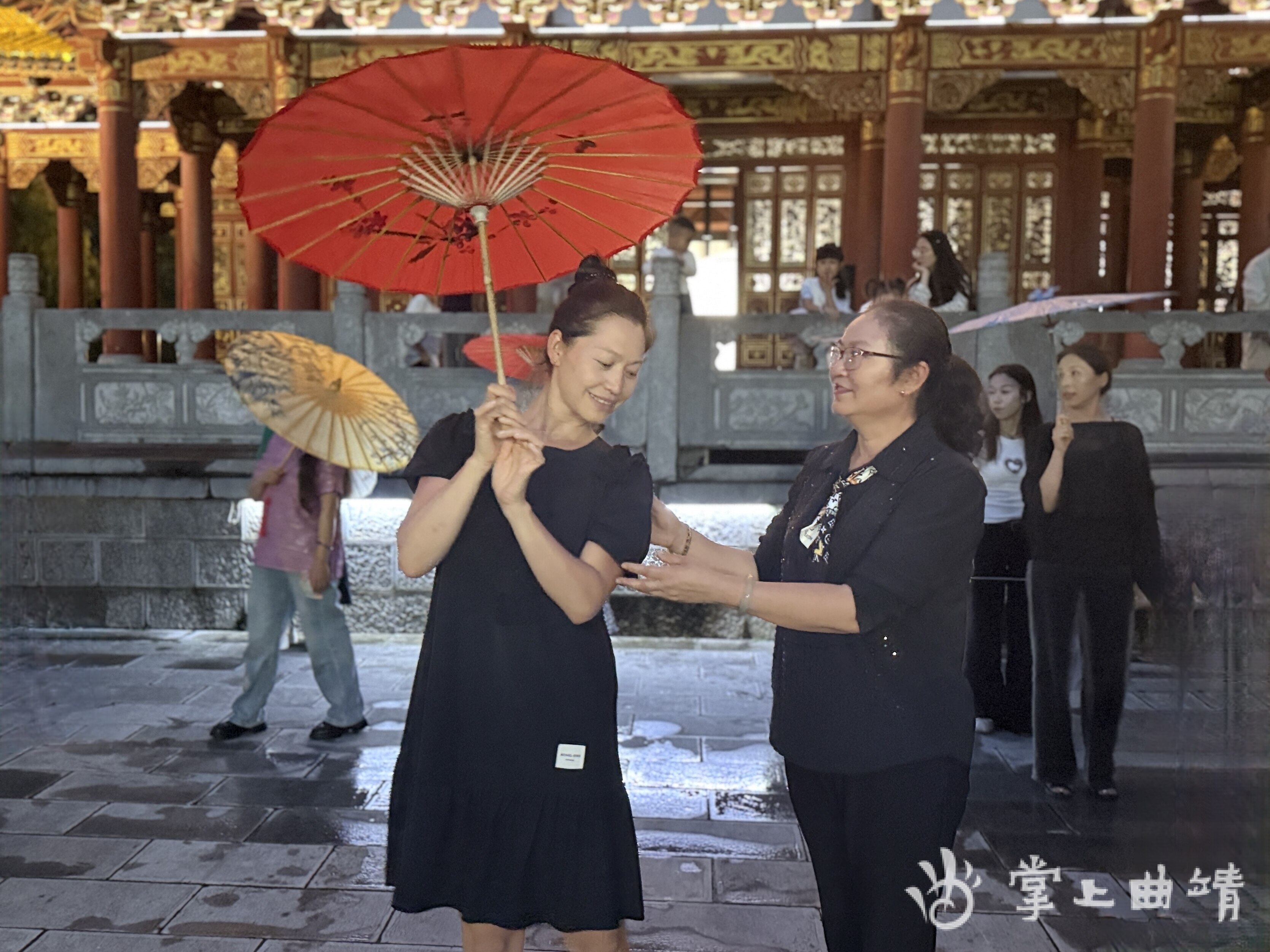 阮绍焕（右）指导学员表演