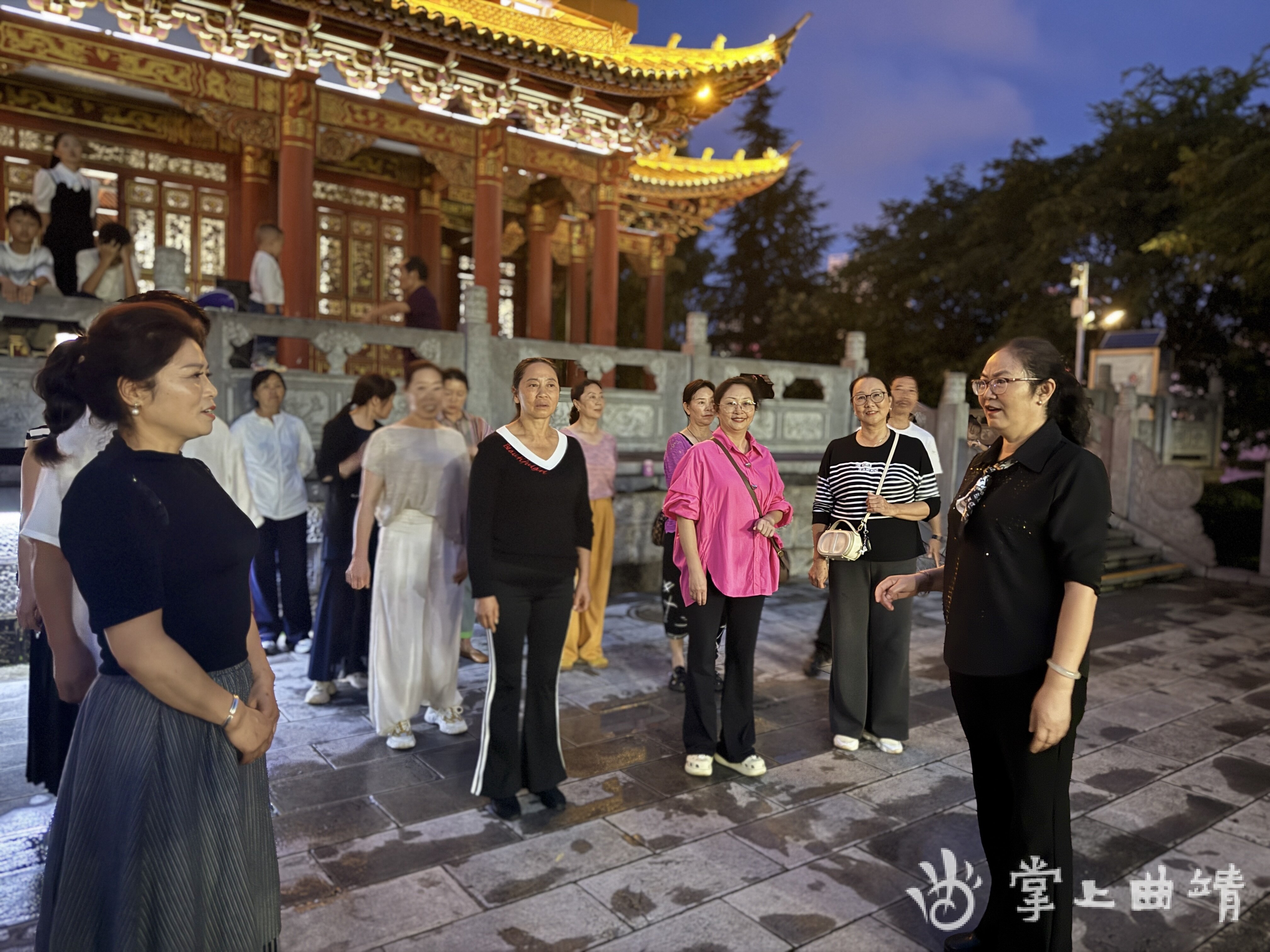 阮绍焕（最右）指导学员排练