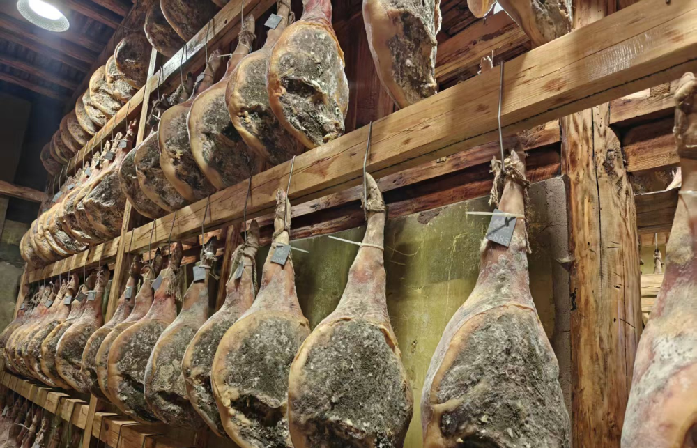 宣威火石盆腌制的火腿（2025年11月3日摄）。